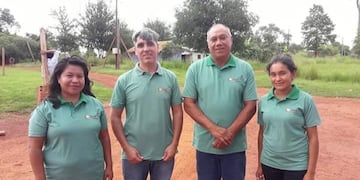 Basilio Salas y el cacique Silvino Moreira de Iguazú, flanqueados por la camarógrafa y la reportera que hacen las entrevistas y graban con la cámara para el Jasy TV de la aldea Fortín Mbororé (Telenorte)\u002E