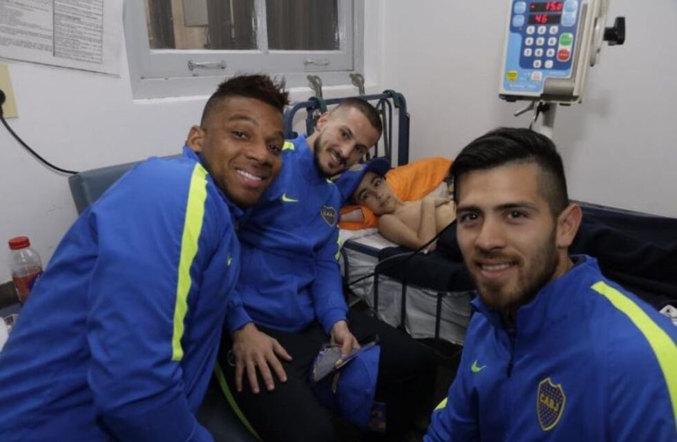 Jugadores de Boca visitaron a chicos internados en el Hospital Gutiérrez