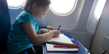 Viajar en avión con niños\u002E (SHUTTERSTOCK)