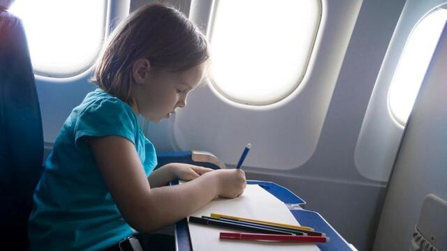 Viajar en avión con niños\u002E (SHUTTERSTOCK)