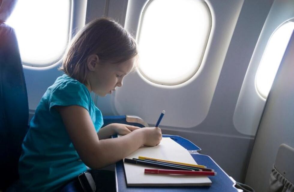 Cómo evitar los berrinches al viajar en avión con niños