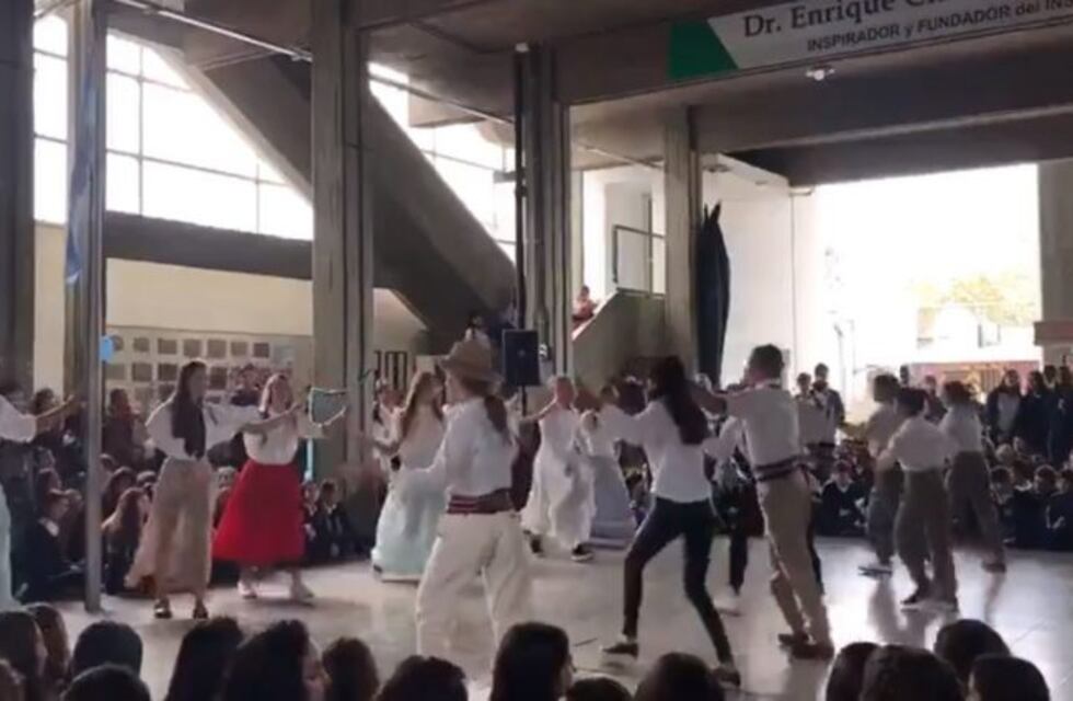 Polémica: una profesora hizo que sus alumnos invirtieran sus roles de género en el acto del 25 de mayo