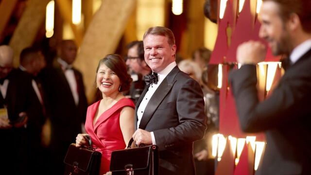 HOLLYWOOD, CA - FEBRUARY 26: (L-R) Representatives from PricewaterhouseCoopers, Martha L. Ruiz, Brian Cullinan and actor Ryan Gosling attend the 89th Annual Academy Awards at Hollywood & Highland Center on February 26, 2017 in Hollywood, California.   Christopher Polk/Getty Images/AFPrn== FOR NEWSPAPERS, INTERNET, TELCOS & TELEVISION USE ONLY == california eeuu Martha L. Ruiz Brian Cullinan Ryan Gosling 89 entrega anual de los premios Oscar 2017 ceremonia de la entrega premio al cine oscars galardonados premiados invitados artistas