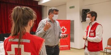 El intendente Daniel Orozco recibe la donación por parte de la Cruz Roja Argentina, filial Mendoza\u002E
