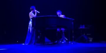 El rosarino acompañó a la intérprete en el Dolby Theatre\u002E (YouTube)