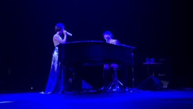 El rosarino acompañó a la intérprete en el Dolby Theatre\u002E (YouTube)