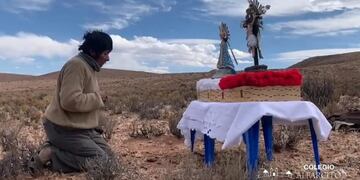 Eugenio frente a las imágenes del Señor y la Virgen del Milagro (Foto de Colegio Alfarcito)