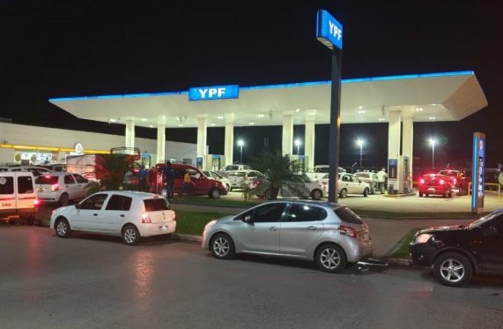 Conocido el aumento de combustibles los conductores corrieron a llenar el tanque