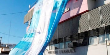 Bandera en la Municipalidad de General Acha (Facebook)