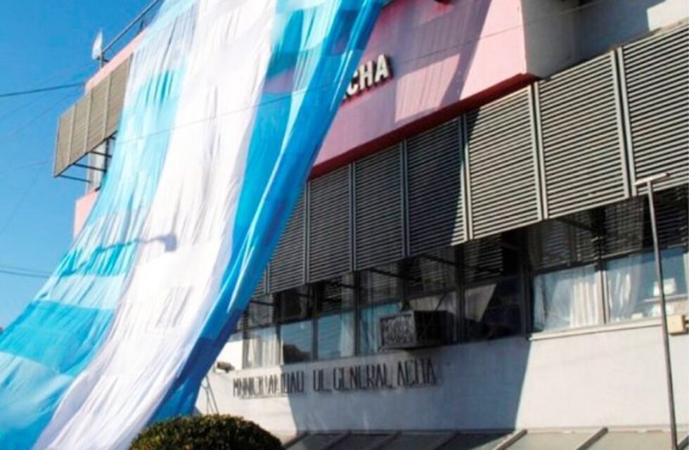 Mas de 60 costureras de General Acha cosieron una bandera de 108 metros cuadrados