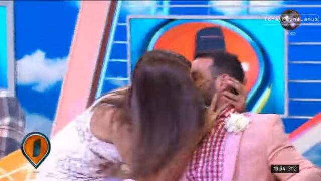 El beso entre Mina Bonino y Mariano Caprarola\u002E (Foto: Captura de TV)