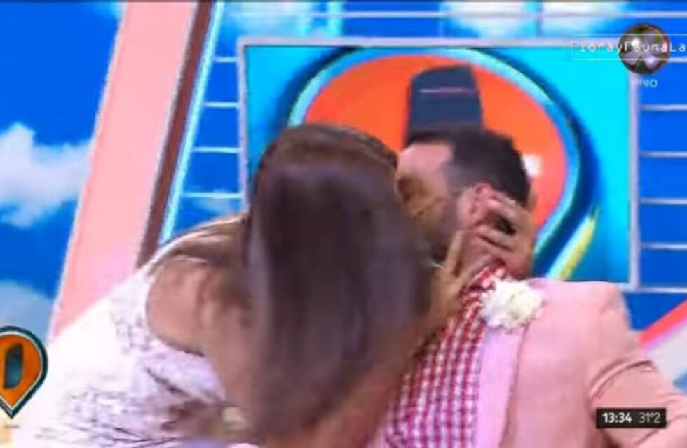 El tremendo beso de Mina Bonino y Mariano Caprarola