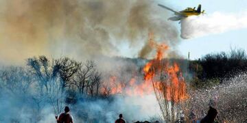 El fuego en Layuba, en Traslasierra, llegó hasta el pueblo\u002E Desesperante\u002E