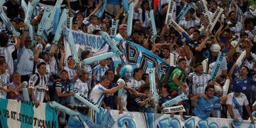 Un bebé sostuvo una bengala durante el partido de Atlético Tucumán