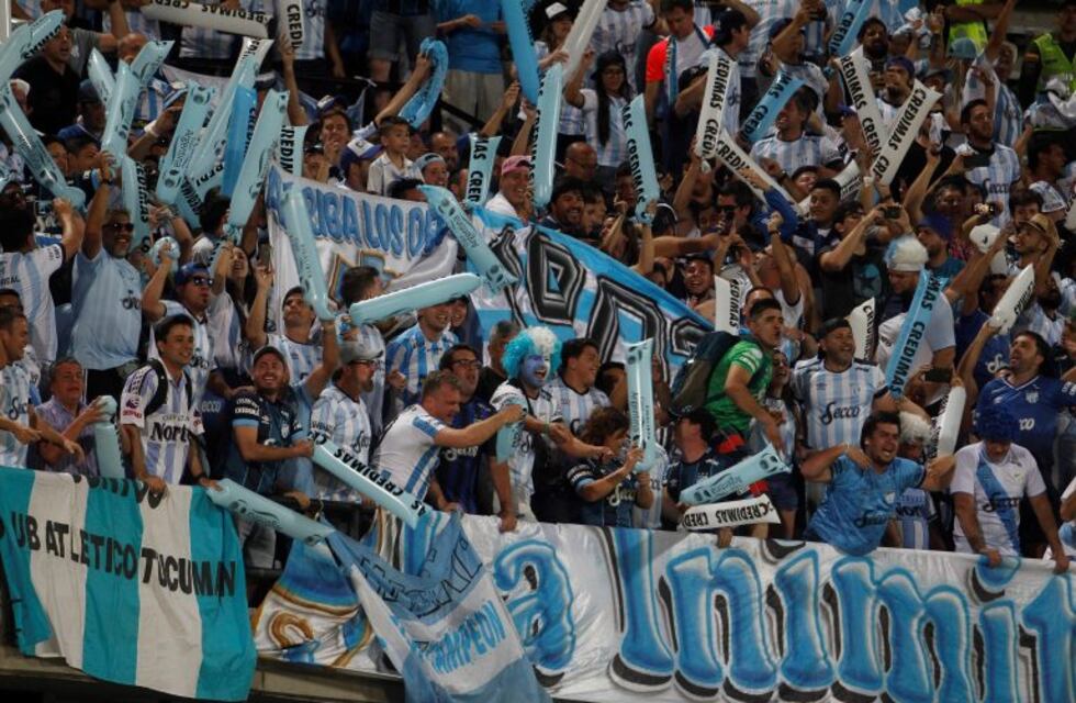 Un bebé sostuvo una bengala durante el partido de Atlético Tucumán
