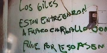 Uno de las pintadas en el ingreso al departamento siniestrado\u002E (Captura de pantalla)