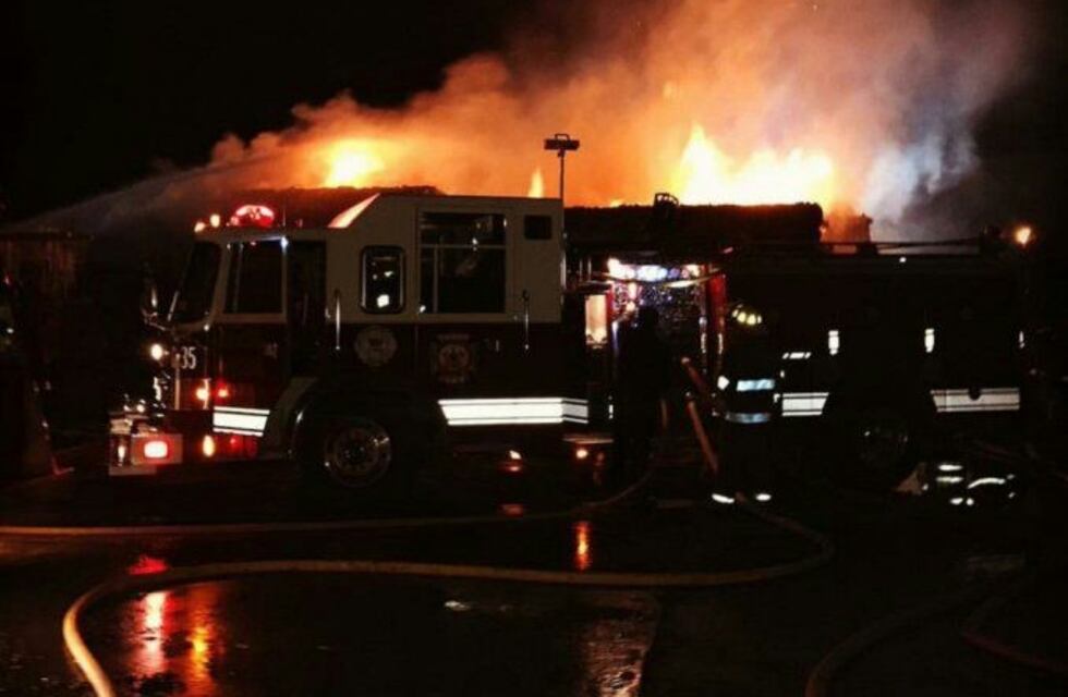 Garín: más de 20 dotaciones de bomberos combatieron un incendio en una papelera