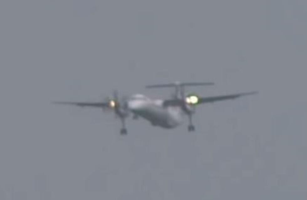 Impactante aterrizaje de un avión en medio de un temporal