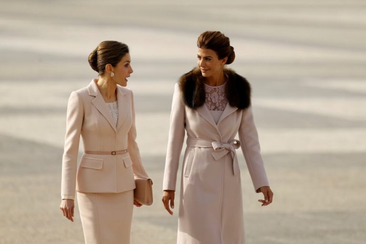 Spain's Queen Letizia, left, talks to Juliana Awada, the wife of the Argentina's President Mauricio Macri, during a welcome ceremony at the Royal Palace in Madrid, Wednesday, Feb. 22, 2017. Macri and his wife Awada are on the first of a four day official