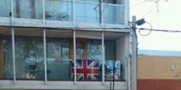 Un joven colgó una bandera británica en su balcón el día que se conmemora a los caídos y ex combatientes de Malvinas (Twitter)