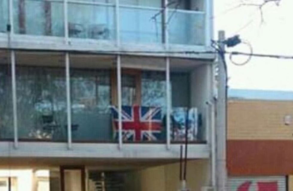 Colgó una bandera inglesa en su balcón en La Plata, fue repudiado y la entregó a un veterano