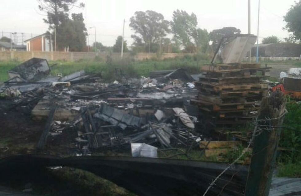 Voraz incendio consumió de madrugada una precaria vivienda de zona sur