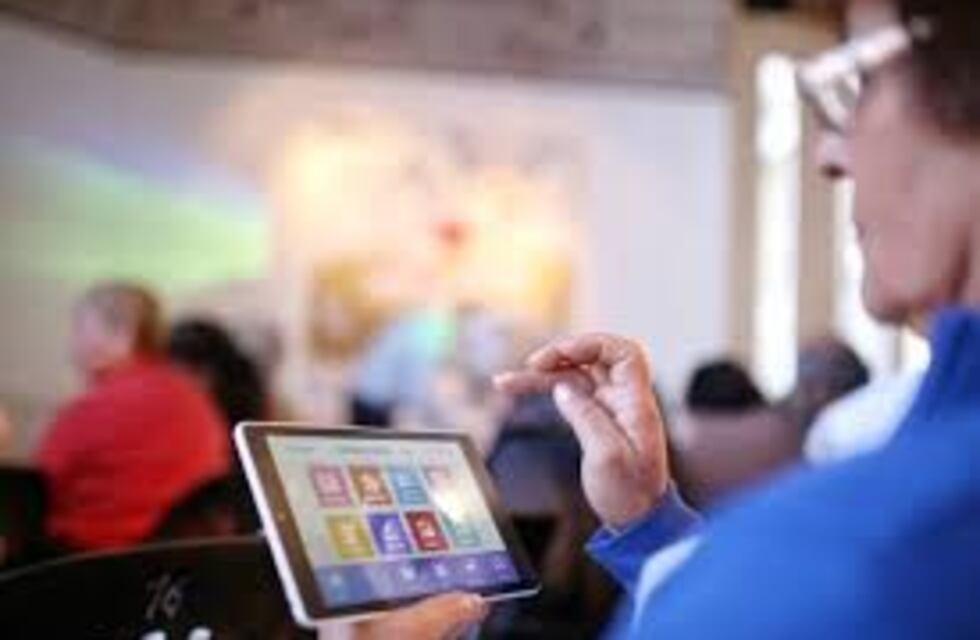 Gualeguaychú acordó con el ENACOM la inclusión tecnológica para los adultos mayores