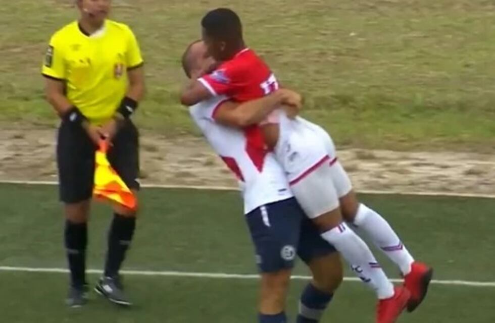 El "beso" viral de dos futbolistas peruanos que recorre el mundo