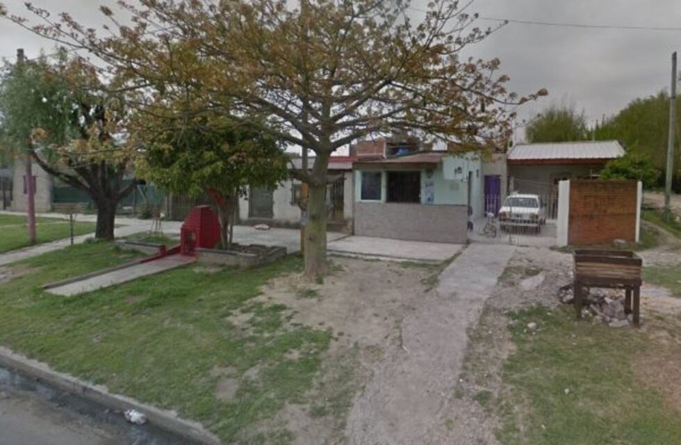 Video: un delincuente quedó enganchado en la reja del kiosco al que había entrado a robar