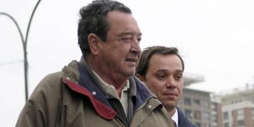 CH10\u002E SANTIAGO DE CHILE (CHILE), 23/08/2013\u002E- Una imagen cedida por la Policía de Investigaciones de Chile del exjuez federal argentino Otilio Romano (i), quien fue trasladado hoy, viernes 23 de agosto de 2013, a la Corte Suprema de Chile, en Santiago de Chile (Chile), para ser notificado del fallo que hoy aprobó extraditarlo a su país donde está acusado de crímenes de lesa humanidad, informaron fuentes judiciales\u002E EFE/Luis Proveste/Policía de Investigaciones de Chile/IMAGEN CEDIDA/NO VENTAS/SOLO USO EDITORIAL santiago de chile Otilio Romano extradicion exjuez de argentina crimenes de lesa humanidad durante la dictadura militar