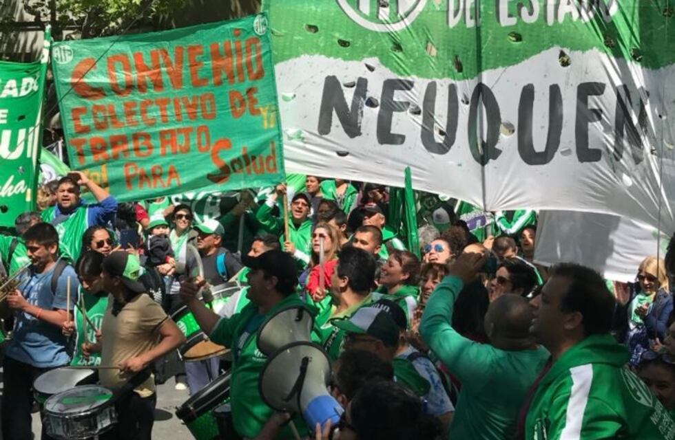 Paro de maestros y estatales de ATE: están concentrados en la Casa de Gobierno