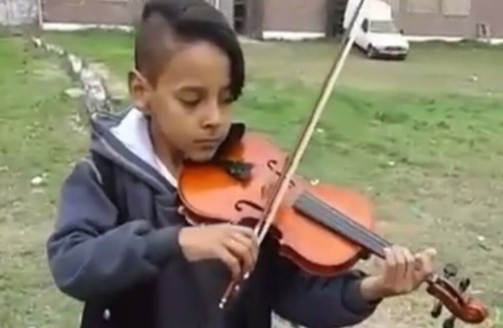 Pequeño violinista santafesino la rompe tocando "Despacito" y su video hace furor