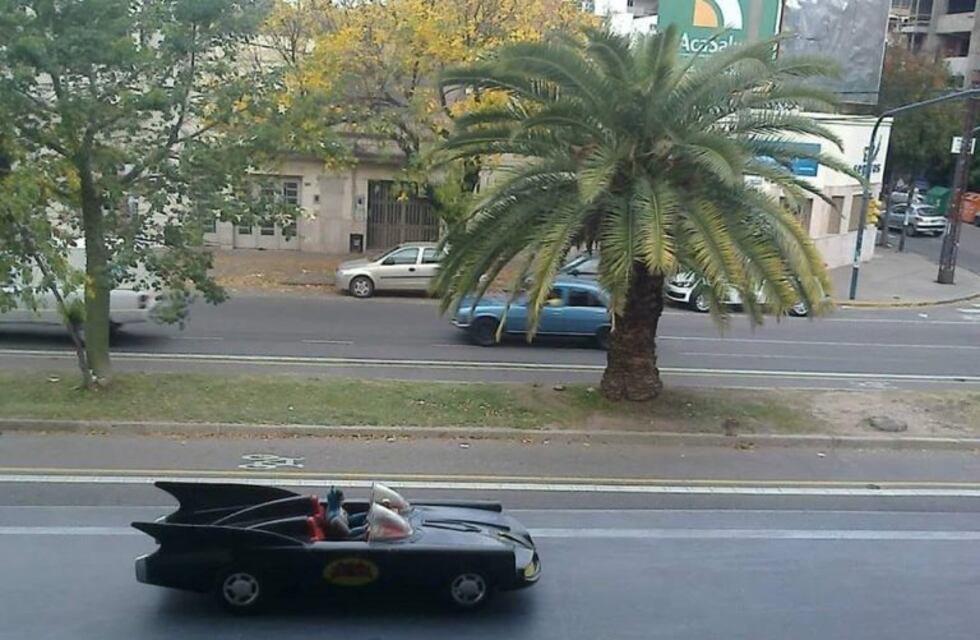 Furor en las redes con la foto de Batman circulando por las calles de Rosario en su Batimóvil