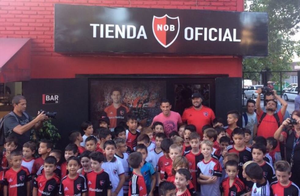 La Fiera Rodríguez estuvo en la inauguración de una nueva tienda oficial de Newell's