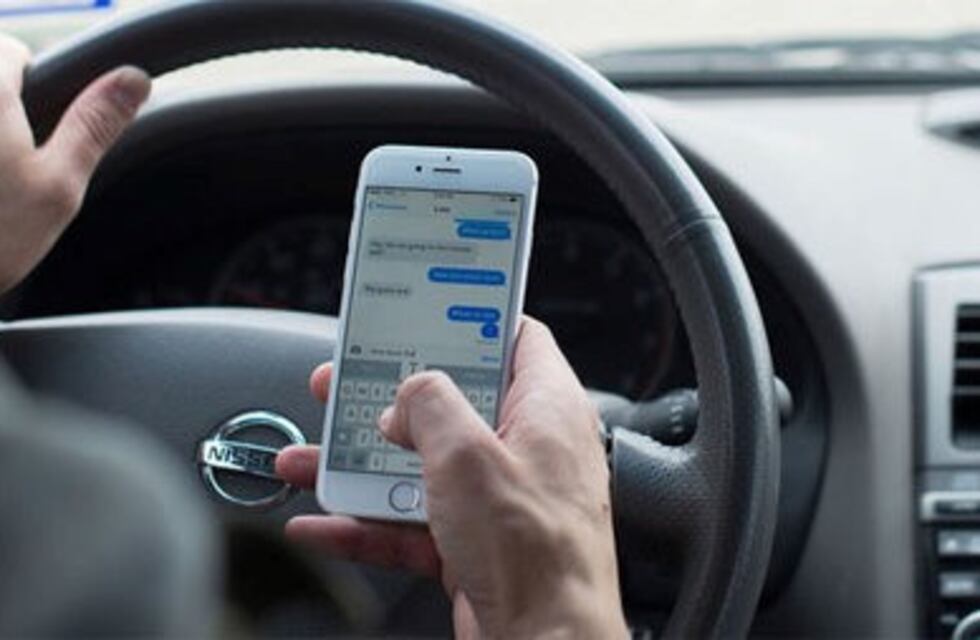 Casi la mitad de los conductores usa el celular cuando maneja
