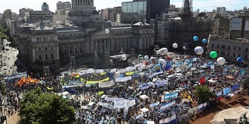 BS01. BUENOS AIRES (ARGENTINA) 18/11/2016.- Miles de argentinos participan de una concentraciu00f3n en la plaza del Congreso argentino hoy, viernes 18 de noviembre de 2016, en Buenos Aires (Argentina). La Confederaciu00f3n General del Trabajo (CGT), la mayor cent