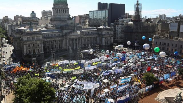 BS01. BUENOS AIRES (ARGENTINA) 18/11/2016.- Miles de argentinos participan de una concentraciu00f3n en la plaza del Congreso argentino hoy, viernes 18 de noviembre de 2016, en Buenos Aires (Argentina). La Confederaciu00f3n General del Trabajo (CGT), la mayor cent