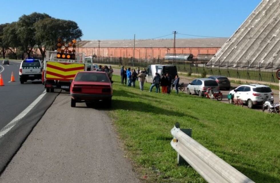 Un hombre de 63 años se descompensó a bordo de un auto en el Acceso Sur y falleció