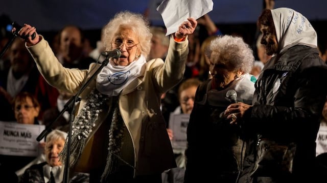 Estela de Carlotto, president of Grandmothers of Plaza de Mayo, asks demonstrators to lift their white handkerchiefs as a sign against a court ruling that benefited a man serving time for crimes against humanity during a demonstration in Buenos Aires, Argentina, Wednesday, May 10, 2017. In response to the popular outcry, earlier in the day Wednesday, Argentina's Congress approved a bill banning the reduction of jail sentences for people serving time for crimes against humanity. (AP Photo/Victor R. Caivano) buenos aires estela de carlotto marcha manifestacion contra el 2 x 1 crimenes lesa humanidad crimenes lesa humanidad ley 2x1 marcha protesta