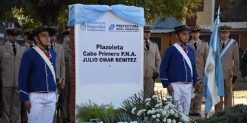 Arreglos florares en el monumento a Julio Omar Benítez por su labor en combate\u002E
