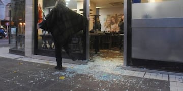 Rompieron los vidrios del cafu00e9 Bonafide y entraron a robar.