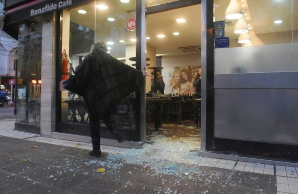 Rompieron un vidrio y robaron $4 mil y la caja registradora del Bonafide de la Peatonal