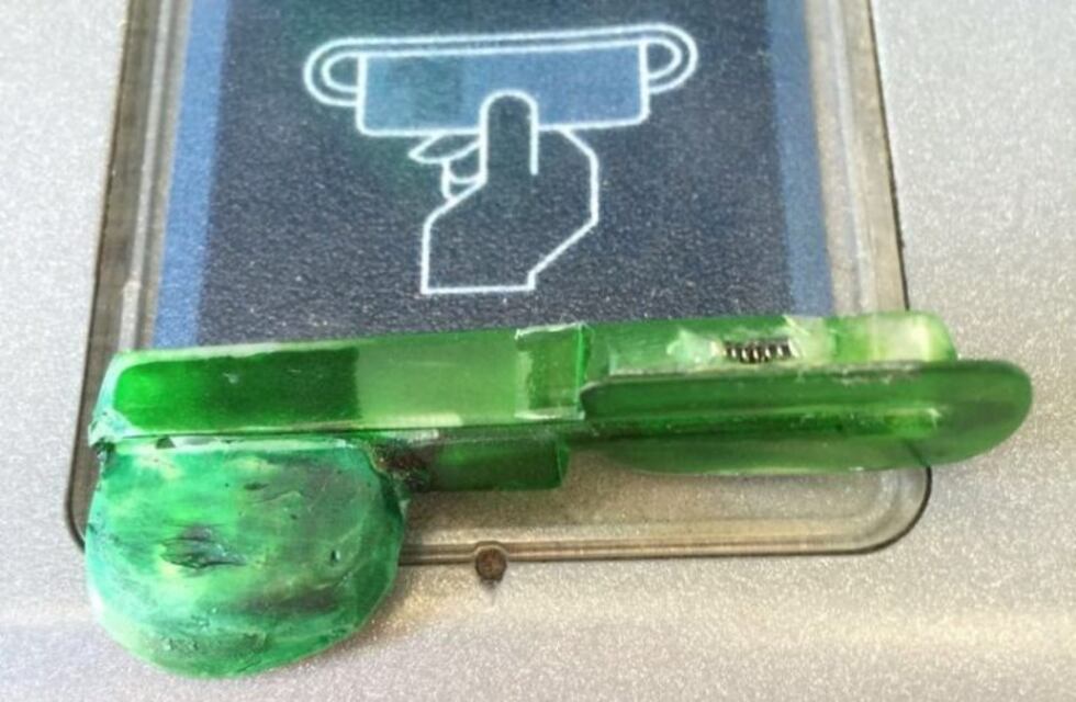 Detienen a un individuo que colocaba clonadores de tarjeta en cajeros del microcentro