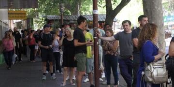 Mendocinos haciendo fila para adquirir su entrada\u002E (Foto: Gentileza Diario El Sol)\u002E