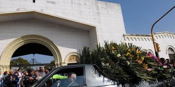 Muerte de Julio Grondona \r\n\r\nDYN09, BUENOS AIRES, 01/08/2014, LOS RESTOS DEL PRESIDENTE DE LA AFA, JULIO GRONDONA, LLEGAN AL CEMENTERIO DE AVELLANEDA\u002E FOTO:DYN/MARTIN DI MAGGIO\u002E buenos aires fallecimiento muerte presidente afa muerte fallecimiento dirigente deportivo presidente afa entierro cortejo