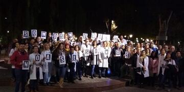 Los médicos puntanos marcharon en la plaza Pringles\u002E