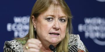 Argentine Foreign Minister Susana Malcorra gestures as she speaks during a press conference on the sidelines of the World Economic Forum, on January 20, 2017 in Davos. / AFP PHOTO / FABRICE COFFRINI suiza davos Susana Malcorra reunion foro economico cumbr
