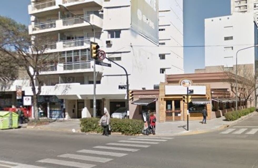 Le clavó una pinza para hielo a su compañero de parrilla y fue detenido