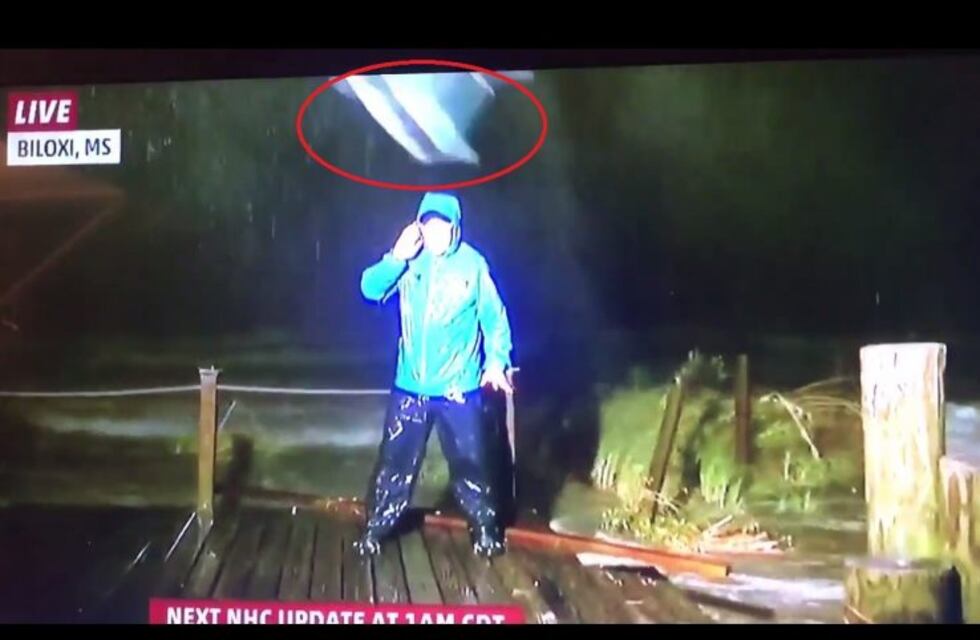 Video: Cubría el huracán Nate cuando le voló una silla por la cabeza