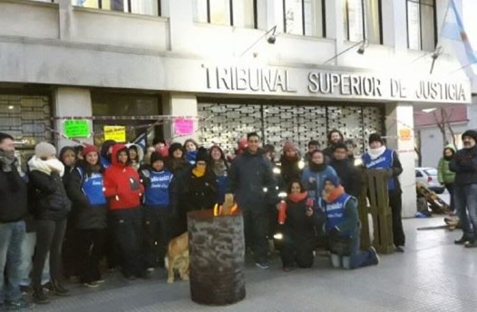 Santa Cruz: Judiciales bloquearon el acceso al Tribunal Superior de Justicia en reclamo por falta de pago salarial